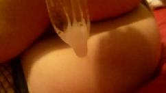 Preservativo usato svuotato nella sua figa sprecata